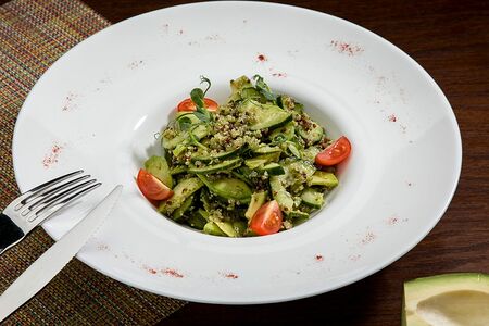 Салат из авокадо, огурца, лайма и киноа под соусом песто