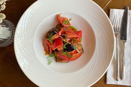 Салат из баклажанов и розовых томатов