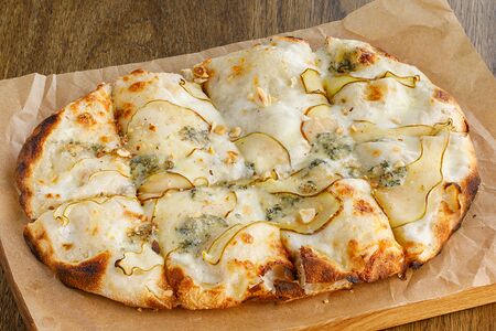 Пицца с грушей и горгонзолой