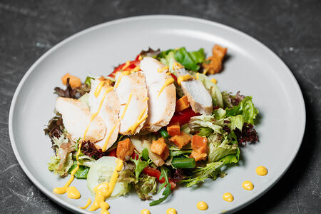 Салат из куриного филе с глазированной хурмой и соусом карри