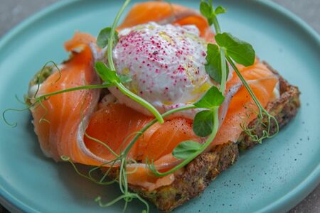 Вафля из шпината и картофеля с лососем