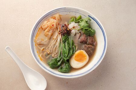 Тайваньский суп с лапшой и томлёной говядиной