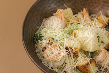 Салат Цезарь с креветками