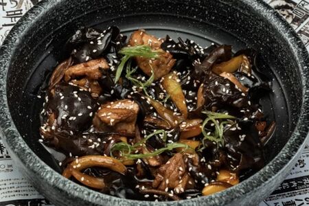 Курица с древесными грибами