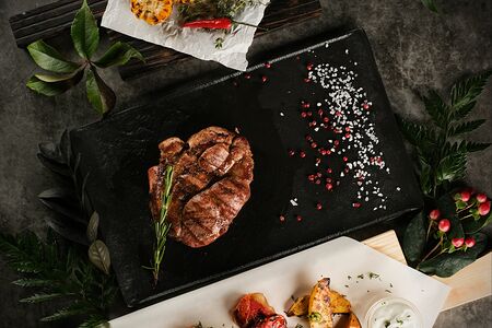 Стейк из cвинoй шеи