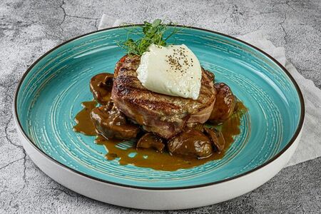 Бифштекс с яйцом Пашот