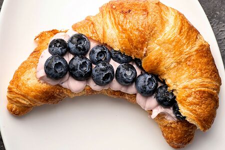 Круассан Голубика-сыр