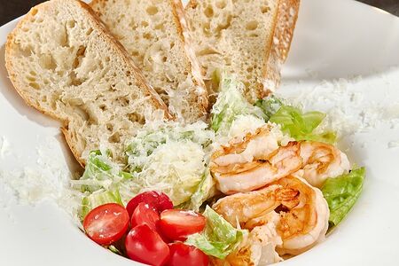 Салат Цезарь с тигровыми креветками
