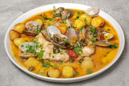 Дорадо аква пацца с ошпаренными томатами