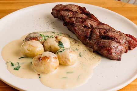 Стриплойн с картофелем и сливочным соусом