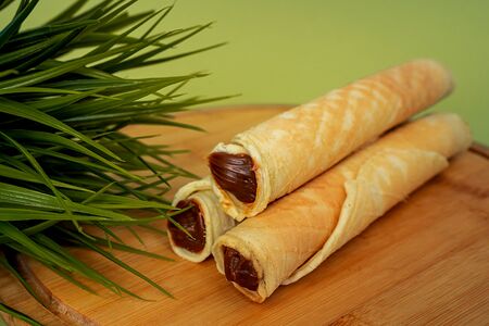 Вафельная трубочка с вареной сгущенкой