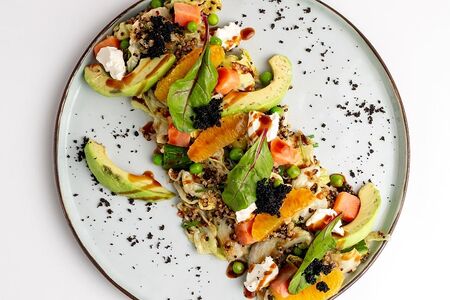 Салат с атлантическим лососем и киноа