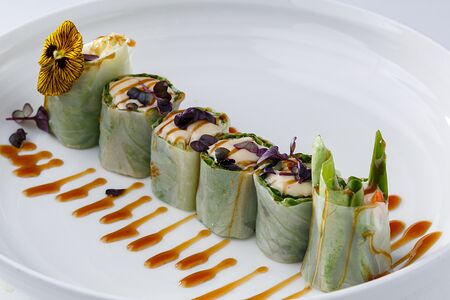 Лосось спринг-ролл