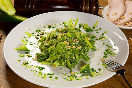 Грин салат с томленной индейкой