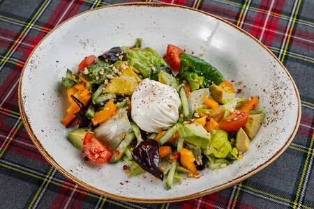 Салат с авокадо и яйцом пашот