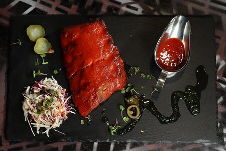 Томленые рёбра в томатном соусе