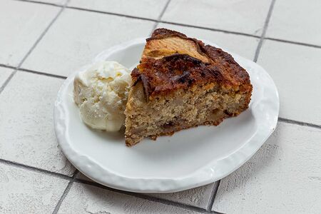 Пирог с орехами и грушей