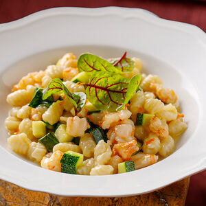 Кавателли с тартаром из креветок и цукини