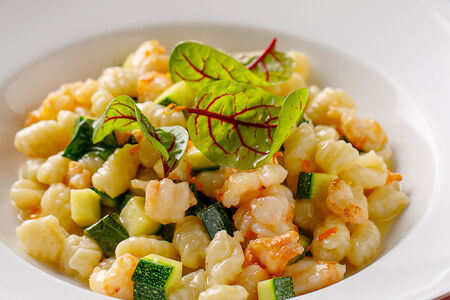 Кавателли с тартаром из креветок и цукини