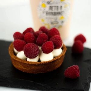 Пирожное тарталетка со свежей малиной