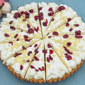 Торт Бруснично-кремовый с белым шоколадом