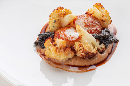 Жареные гребешки с запеченной цветной капустой