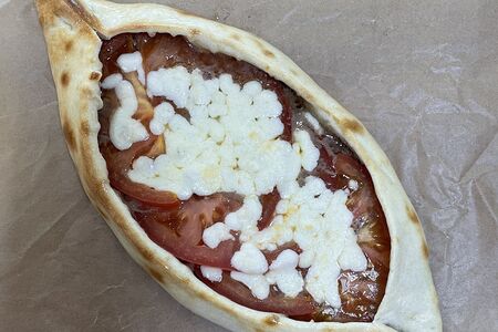 Лодочка с бараниной и томатами