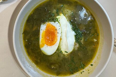 Щавелевый суп с яйцом и филе цыпленка