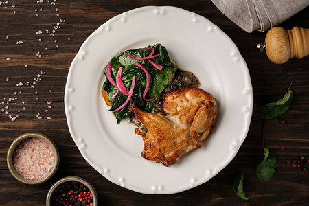 Цыплёнок со шпинатом и трюфельным соусом