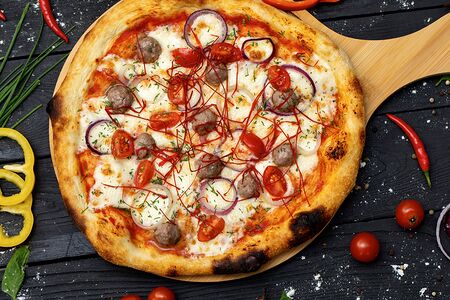 Пицца с мясным кебабом, фирменными томатами и нитями тайского чили