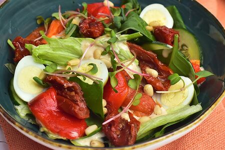 Салат с печёным перцем и ореховым соусом