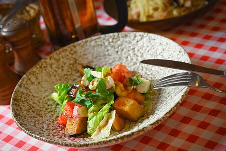 Салат с хрустящими баклажанами и сыром