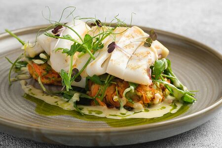 Кальмары на гриле с овощным драником и соусом