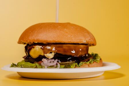 Гамбургер с говяжьей котлеткой