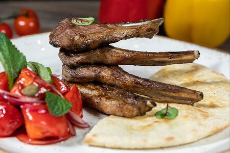 Каре ягненка на итальянской фокачче с салатом из розовых томатов в вишневой заправке