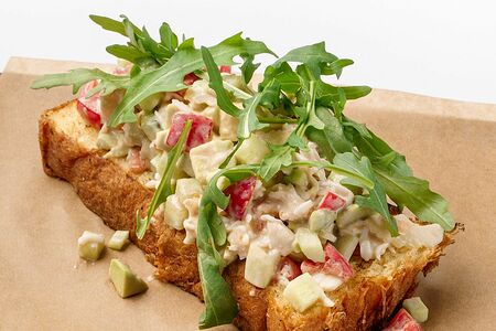 Мини-брускетта с камчатским крабом