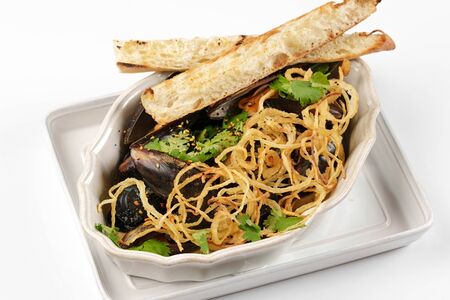 Черноморские мидии в сливочном соусе с водорослями