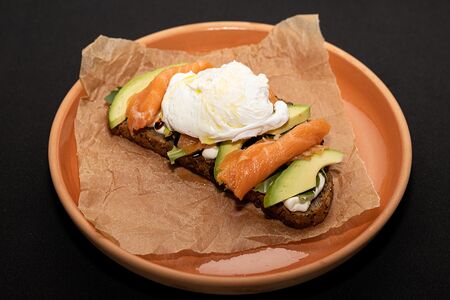 Брускетта с лососем и яйцом Пашот