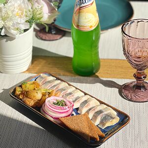 Сельдь с картофелем беби и гренками