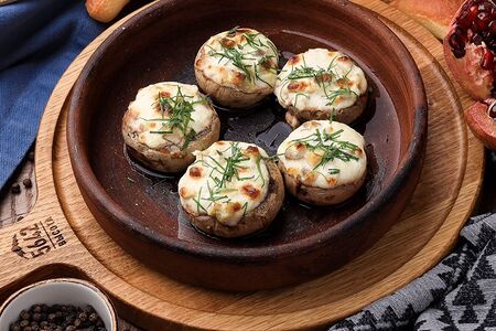 Загорелые шампиньоны со страчателлой