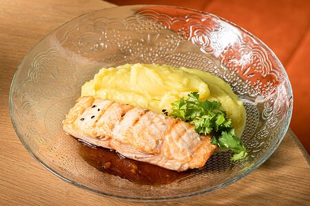 Лосось на гриле с картофельным пюре