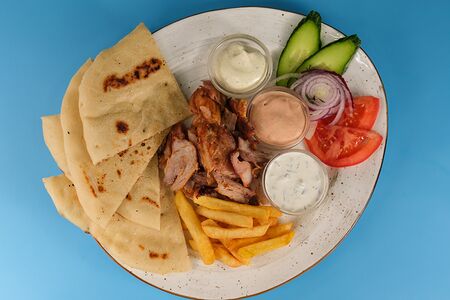 Гирос в тарелке с курицей