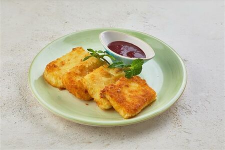 Жареный сулугуни с брусничным соусом