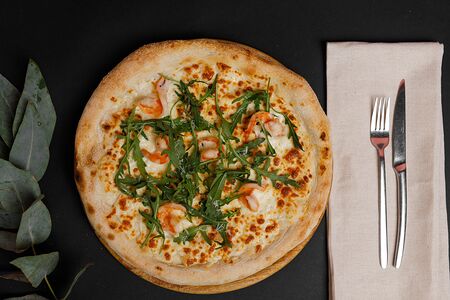 Пицца с тигровыми креветками и рукколой