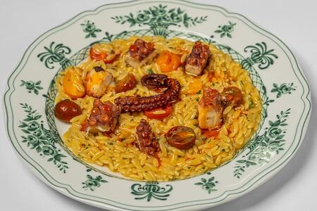 Осьминог на гриле, орзо, томаты