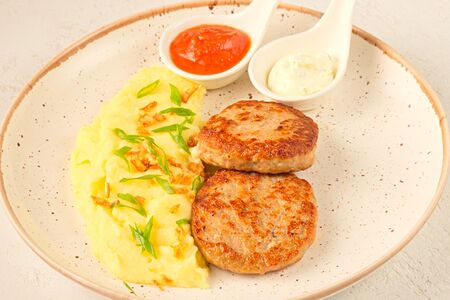 Котлеты из индейки с картофельным пюре