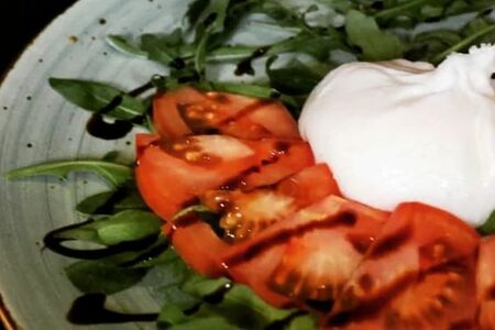 Буррата с томатами и песто