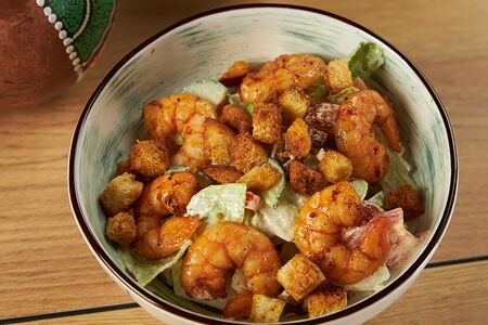 Салат Цезарь с креветками