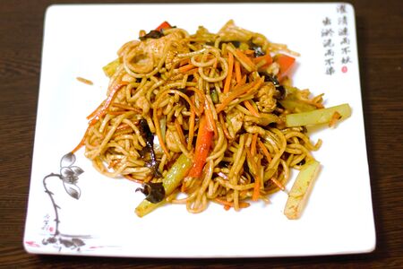 Жареная лапша с курицей