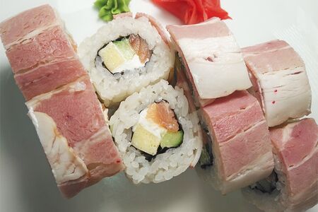 Ролл Кунсей в беконе